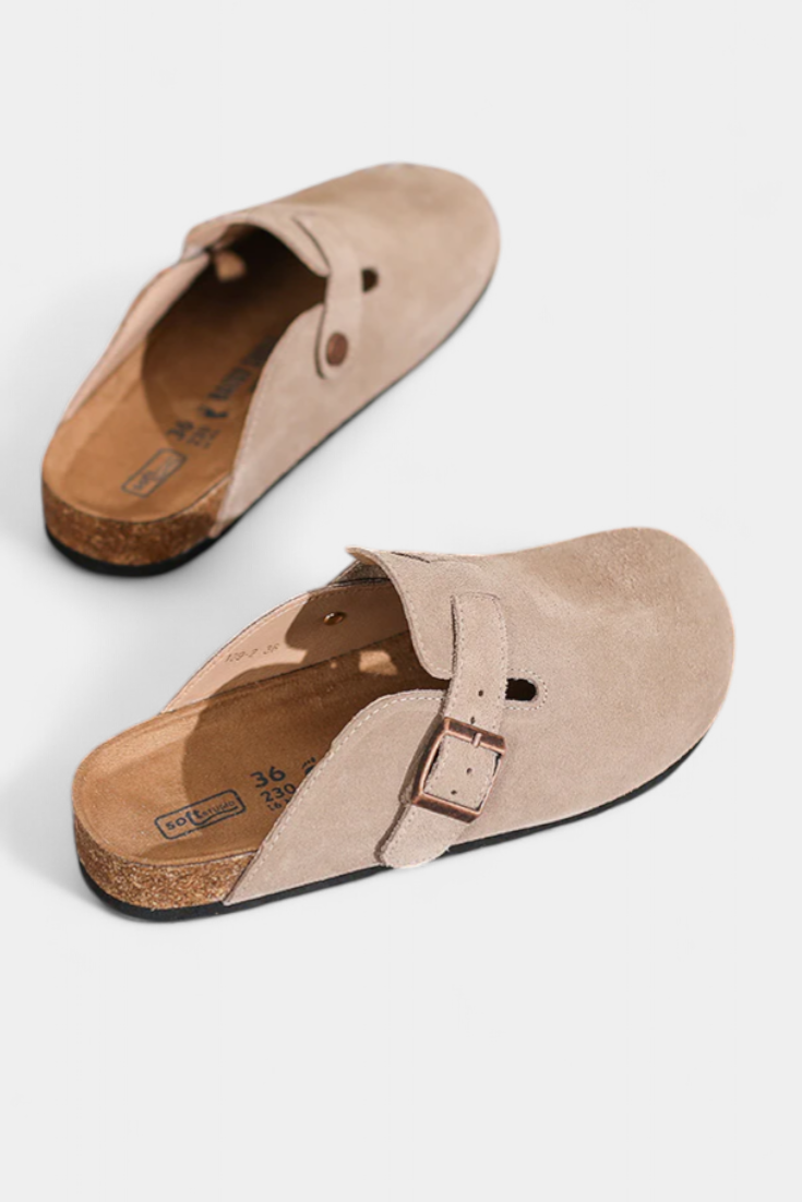 Zoccoli Unisex Aubree in Camoscio con Fibbia Regolabile